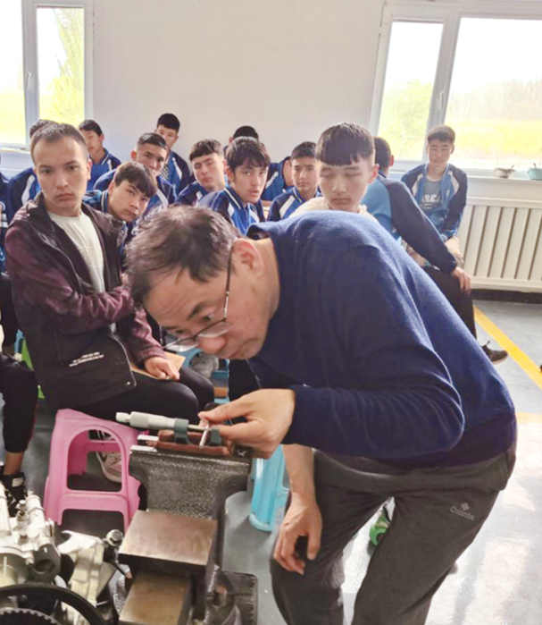 蒋勇在泽普县技工学校工作照