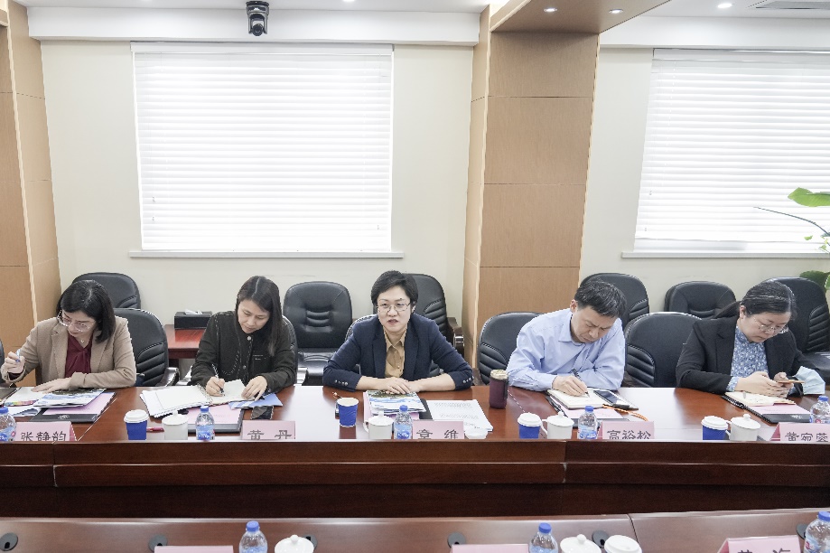 一群人坐在桌子前描述已自动生成,男人和女人坐在桌子边中度可信度描述已自动生成