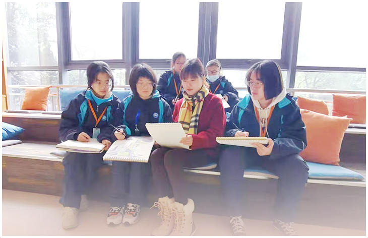 董佳文与学生进行谈心交流