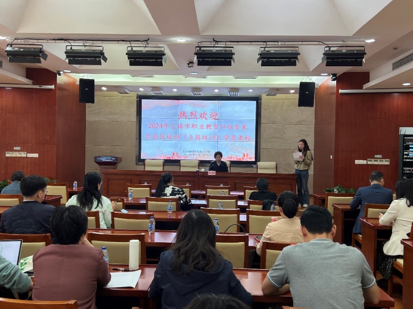 会议室里的人们描述已自动生成,图片包含 图形用户界面描述已自动生成