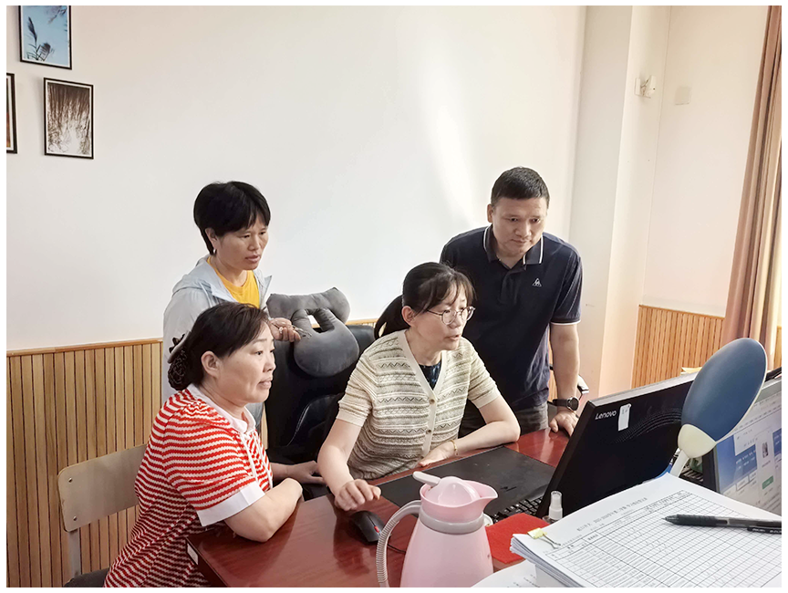 刘静静与企业学员们互动讨论案例的场景