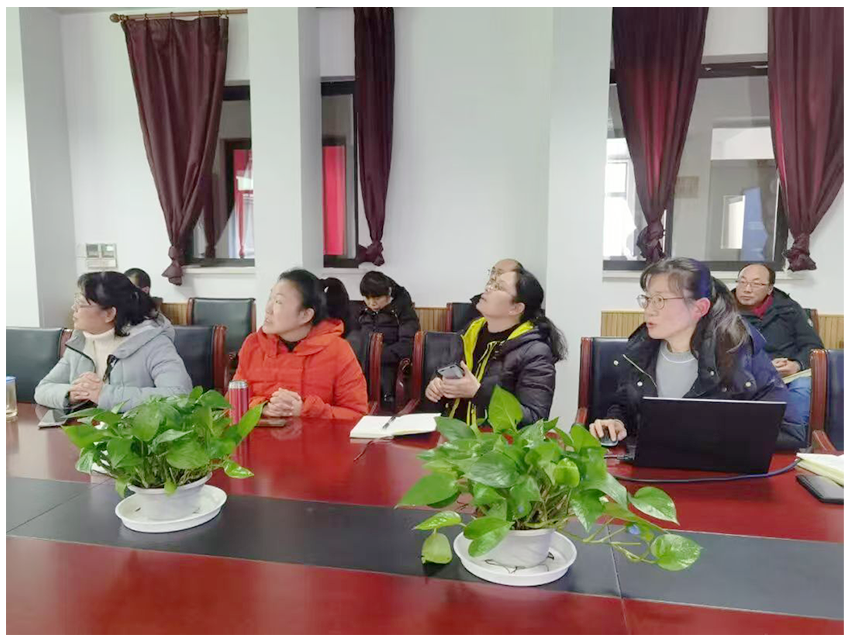 刘静静在教材编写研讨会上与同行交流